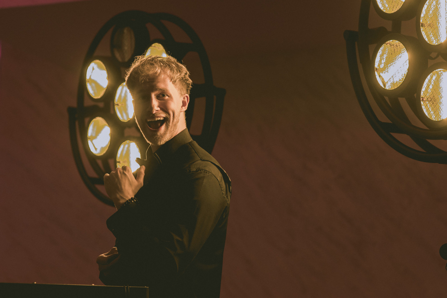 Zdjęcie na okładce dla DJ/Wodzirej - Paweł Cendal / Na wesele, studniówkę imprezy okolicznościowe Częstochowa